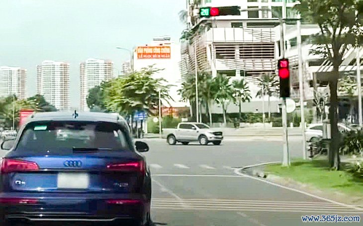 Vụ clip 'xe Audi chạy đến thì đèn tín hiệu loạn xạ': Cơ quan chuyên môn nói gì? - Ảnh 1.