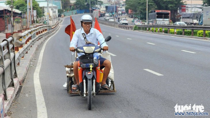 Anh ve chai tự nguyện hút đinh dọc quốc lộ 1 từ TP.HCM về Long An - Ảnh 2.