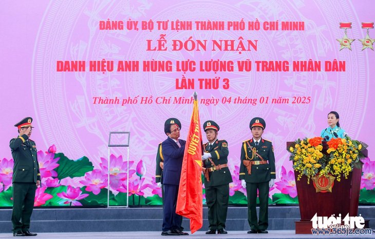 Lực lượng vũ trang TP.HCM được phong tặng danh hiệu Anh hùng lần 3 - Ảnh 4.